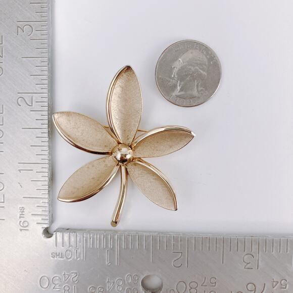 Signed Trifari Mid Century Gold Tone Floral Brooch Retro 1960s Costume Jewelry - Picture 11 of 12